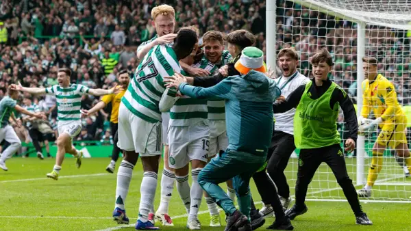 Piłkarze z Glasgow świętują zwycięstwo, otoczeni przez kibiców i młodych pomocników.