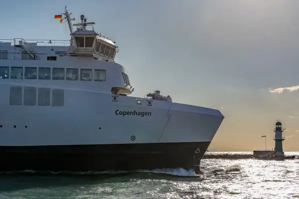 Prom "Copenhagen" zbliża się do Danii, mijając latarnię morską.