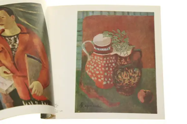 Obraz w stylu art nouveau przedstawia martwą naturę z dzbankami i jabłkiem, obok portret mężczyzny w czerwonej marynarce.
