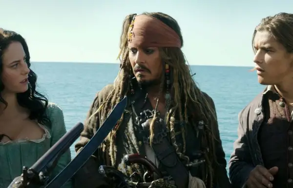 Jack Sparrow, Carina Smyth och Henry Turner på däck. Rollistan i Pirates of the Caribbean samlad.