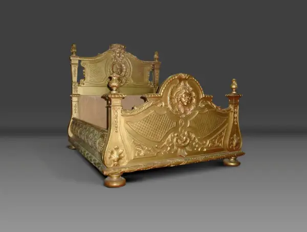 Magnifique lit Louis XIV doré, orné de sculptures rococo et d'un visage au centre. Un meuble royal pour un sommeil de rêve.