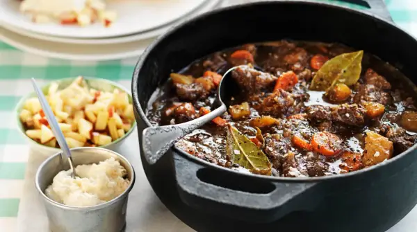 En mustig kalops i gjutjärnsgryta, med morötter och lagerblad. Serveras med äppelkompott och potatismos. Ett klassiskt kalops recept.
