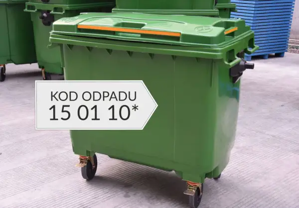 Zielony kosz na śmieci z kółkami, oznaczony kodem odpadu 15 01 10*.