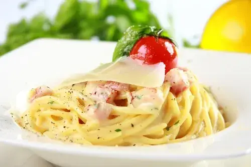Proste i smaczne spaghetti ze śmietaną – przepisy z różnymi dodatkami