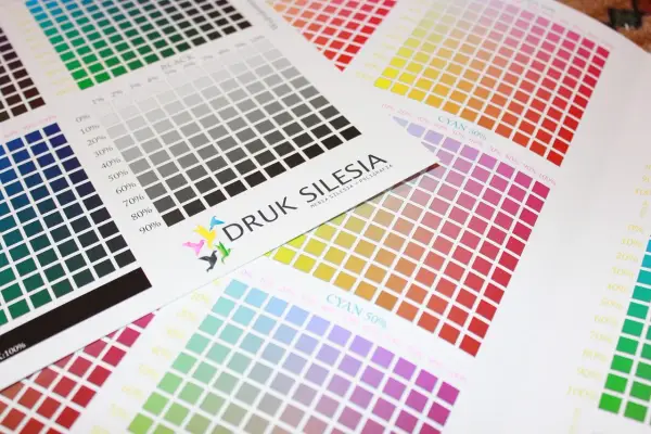 Kolorowe wzorniki i skale szarości na papierze. Logo "DRUK SILESIA MEDIA SILESIA - POLIGRAFIA" świadczy o profesjonalnej drukarni poligraficznej.