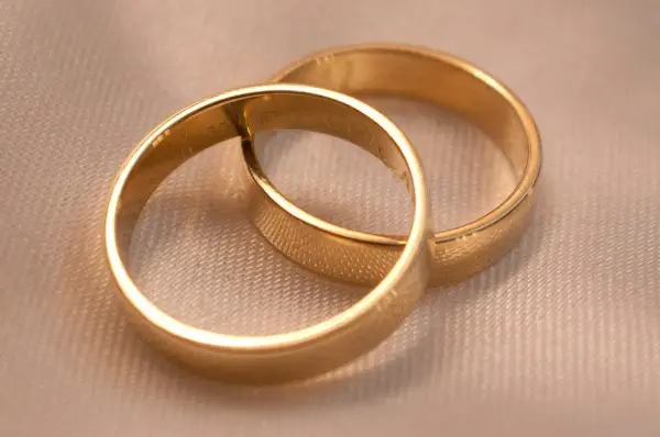 Dwie złote obrączki, symbol miłości. Zastanawiasz się, ile waży złota obrączka?
