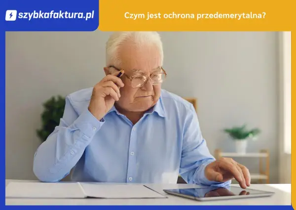 Starszy mężczyzna w okularach, z długopisem w dłoni, korzysta z tabletu. Dyskutuje o ochronie przedemerytalnej.