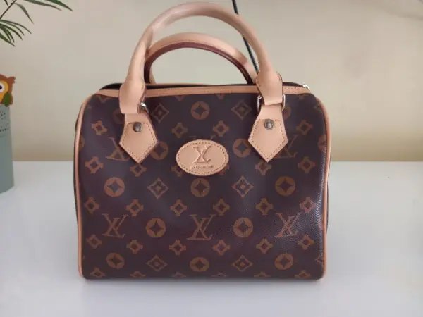 Brązowa louis vuitton torebka kuferek z monogramem. Elegancka, z jasnymi rączkami i detalami.