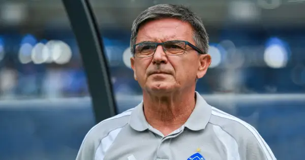 Trener w okularach, zamyślony. Czy to falstart, co to znaczy dla drużyny?