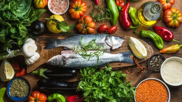 Frische Zutaten für gesunde gicht rezepte mittagessen: Fisch, Gemüse, Kräuter, Linsen und Reis.