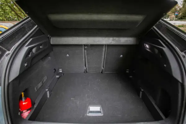 Pusta przestrzeń bagażowa Peugeot 3008, z widocznym gaśnicą. Wymiary bagażnika pozwalają na przewóz wielu rzeczy.