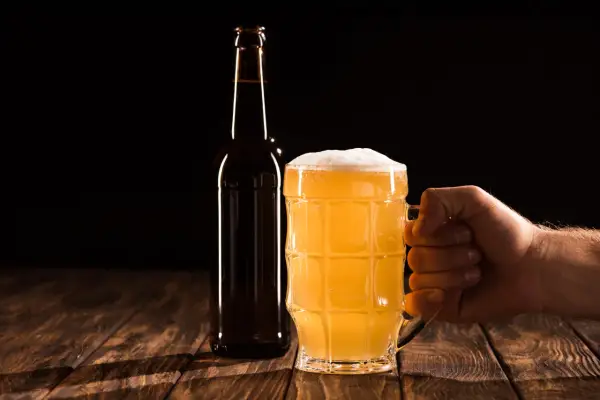 Jak zrobić piwo wędzone (rauchbier)? Dobór słodu i stopień wędzenia to klucz do sukcesu. Oto kufel pełen złotego trunku.