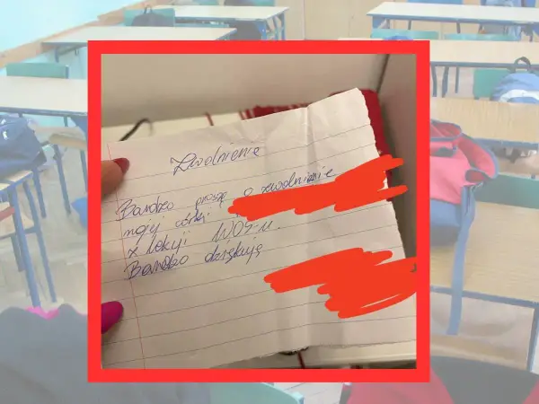 Ręcznie napisana prośba o zwolnienie z lekcji na kartce w kratkę, w tle szkolna sala.
