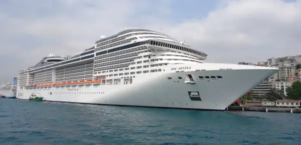 MSC Divina attracca in porto. Immagina il comfort delle msc divina cabine interne, un rifugio accogliente dopo una giornata di esplorazione.