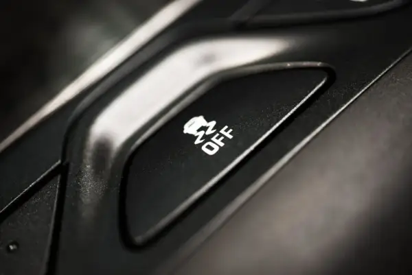 Przycisk DTC BMW z ikoną kontroli trakcji wyłączoną.