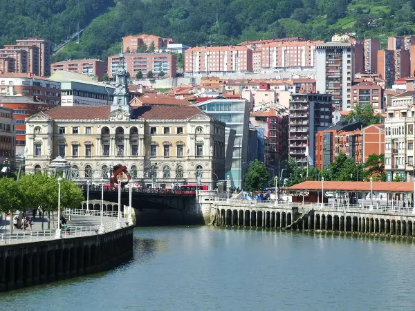 Edificio del Ayuntamiento de Bilbao, con el río y el paseo peatonal del Casco Viejo.