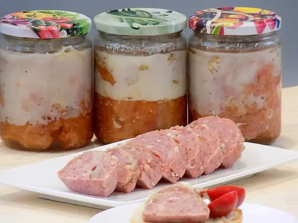 Swojska kiełbasa w słoikach, gotowa do spożycia. Przepis na domową wędlinę, która zachwyci smakiem.