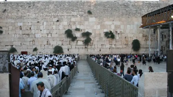 Menschen beten an der Klagemauer. Sie sind Juden, keine Christen.