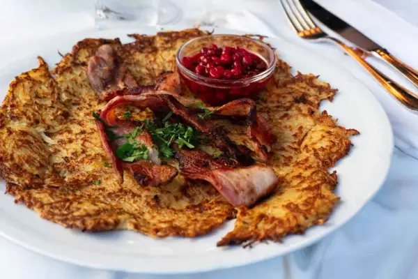 Råraka med knaperstekt bacon, lingon och persilja. En klassisk husmanskost i Stockholm som smakar ljuvligt.
