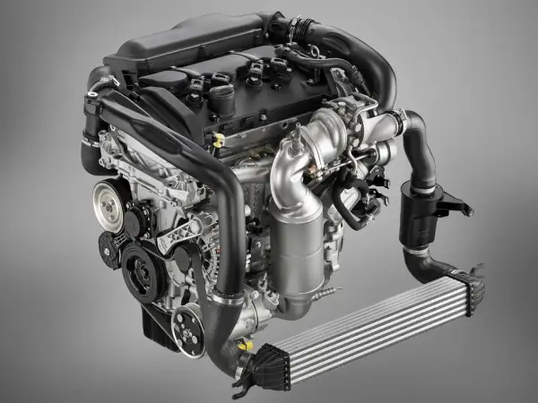 Silnik 1.6 THP z turbosprężarką i intercoolerem, gotowy do montażu w sportowym samochodzie.