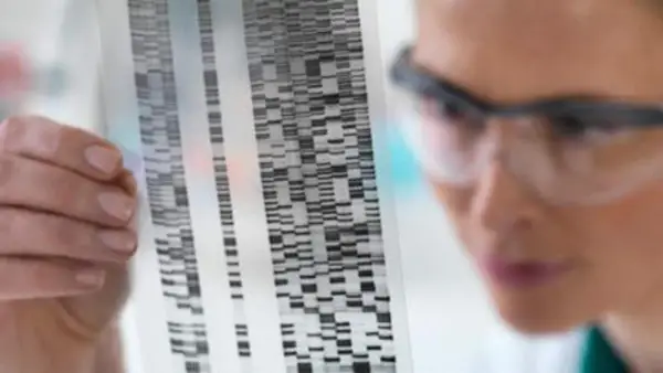 Ricercatrice analizza sequenza genetica, studiando come la schizofrenia è ereditaria.