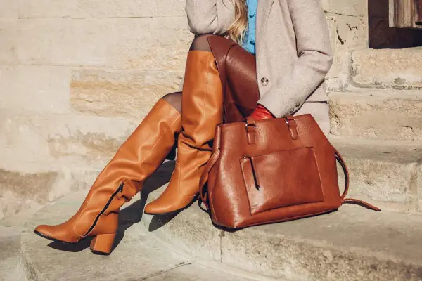 Stiefel und Tasche in Cognac-Braun: So lassen sich braune Schuhe kombinieren für einen eleganten Herbstlook.