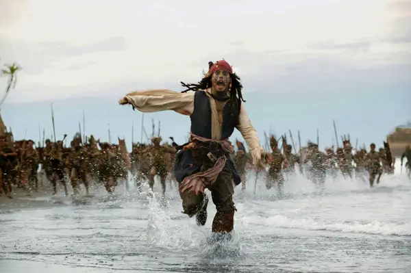Jack Sparrow ucieka przed armią w wodzie. Czy uda mu się zdobyć skrzynię umarlaka?