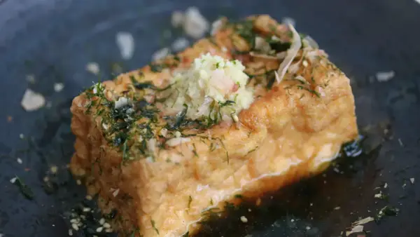Friterad tofu med riven ingefära och nori, en explosion av umami smak.