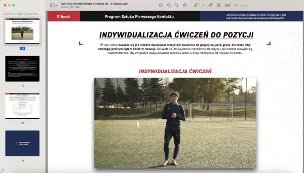 Młody piłkarz na boisku, gotowy do treningu. Pokazuje, jak indywidualizacja ćwiczeń poprawia pewność siebie i umiejętności dryblera.
