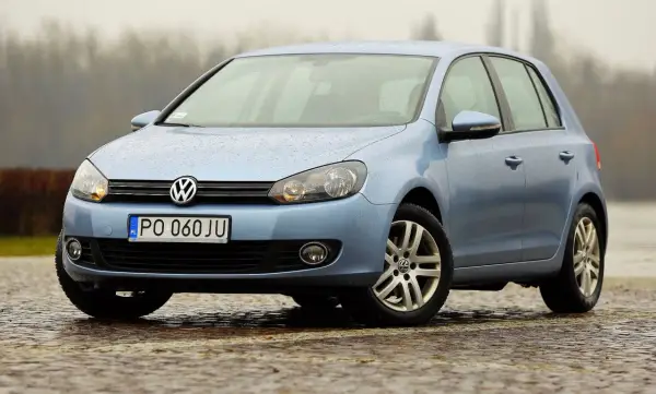 Niebieski Golf 6 na mokrej nawierzchni. Zastanawiasz się, jaki silnik benzynowy wybrać do tego modelu?