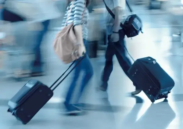 Czy oprócz bagażu podręcznego można mieć torebkę w Ryanair? Sprawdź zasady