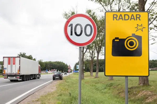 Ile można jechać ciężarówką poza terenem zabudowanym? Sprawdź limity!