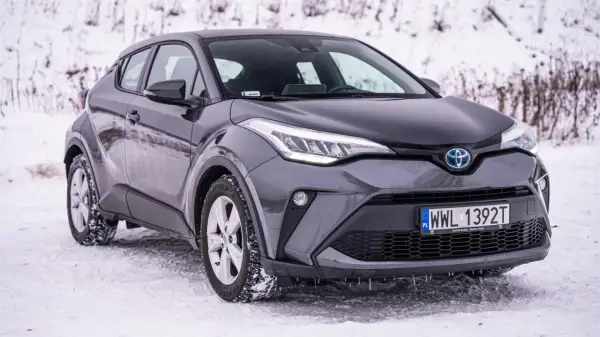 Toyota C-HR (2022) - Czy warto kupić używaną hybrydę?