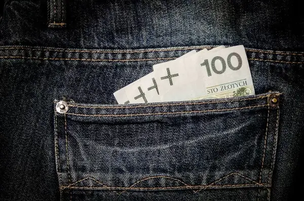 Sto złotych w tylnej kieszeni dżinsów. Szybko można je wyciągnąć, gdy zajdzie potrzeba.