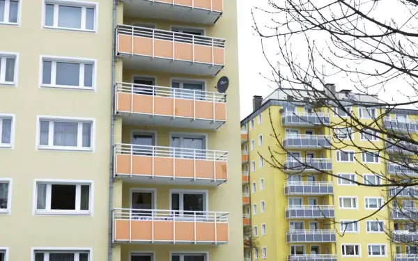 Mehrfamilienhäuser in Erkrath mit Balkonen und Fenstern. Ein Blick auf den Mietspiegel Erkrath könnte hier nützlich sein.