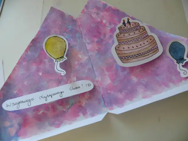 Kolorowa kartka urodzinowa DIY z namalowanym tortem i balonami. Napis "Wszystkiego Najlepszego Gaba! :D" dodaje osobistego charakteru.