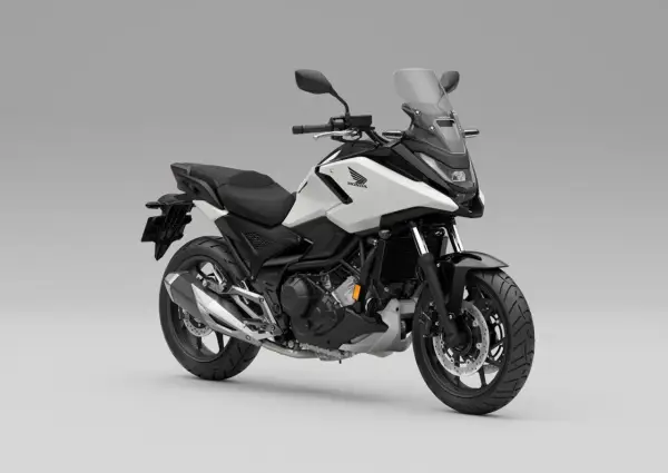 Biało-czarny motocykl Honda NC 750, gotowy do drogi. Sprawdź honda nc 750 dane techniczne.