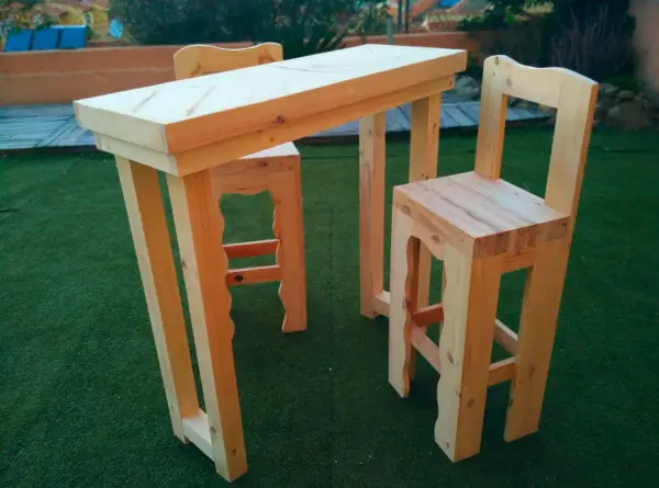 Mesa alta y taburetes hechos con palets. Un proyecto DIY para hacer mesa alta con palets, ideal para exteriores.