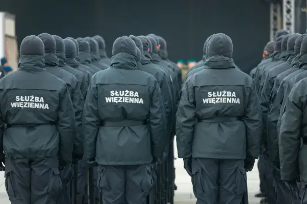 Zarobki w Służbie Więziennej – ile na start i po latach?