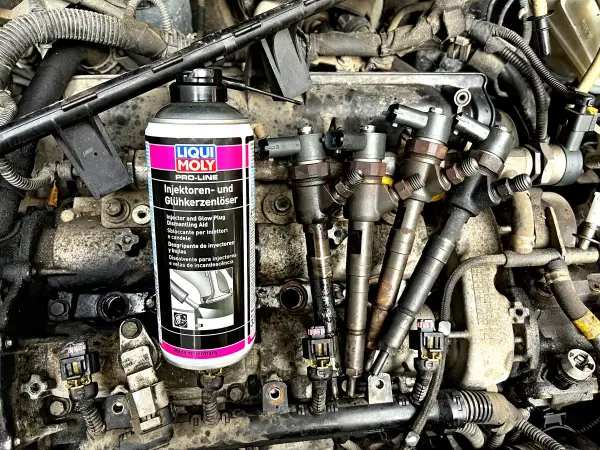 Moment dokręcania wtryskiwaczy Mercedes 2.2 CDI. Płyn Liqui Moly ułatwia demontaż.