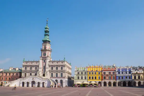 Zamość miasto idealne: Ratusz i kolorowe kamienice na Rynku Wielkim. Słoneczny dzień, błękitne niebo.