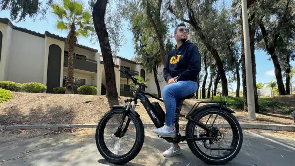 Mężczyzna na rowerze elektrycznym, gotowy do jazdy. Dowiedz się, jak uruchomić rower elektryczny i ciesz się jazdą!