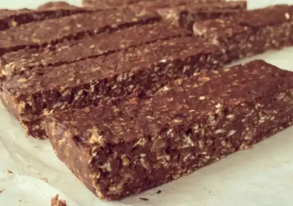 Barres chocolatées maison, parfaites pour une recette barre protéinée whey. Elles sont faites d'avoine, de cacao et de noix.