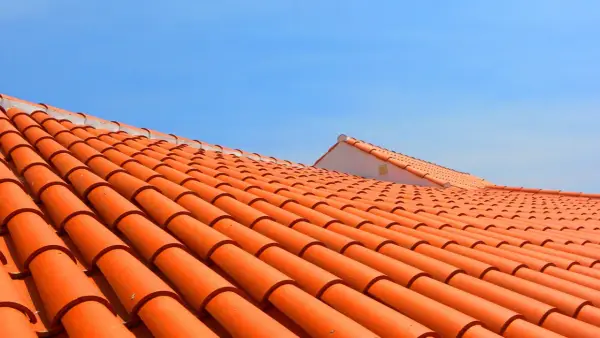 Gdzie kupić dachówkę ceramiczną? Znajdź najlepsze oferty w Polsce