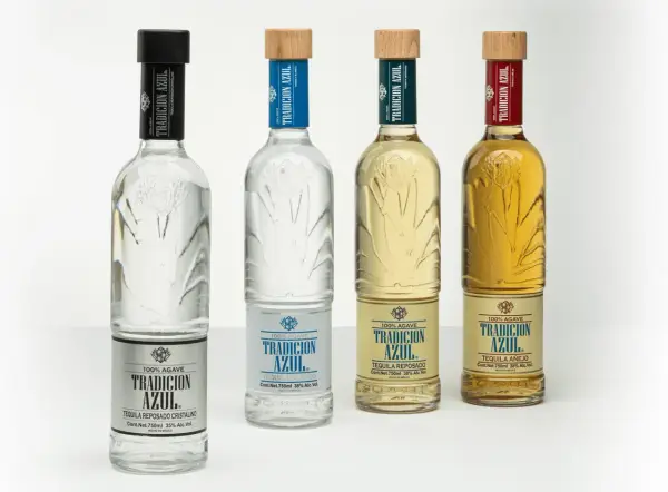 Cztery butelki tequili Tradicion Azul: blanco, reposado cristalino, reposado i añejo. Różnica między tequilą blanco, reposado a añejo w smaku i cenie jest widoczna w kolorze i etykietach.