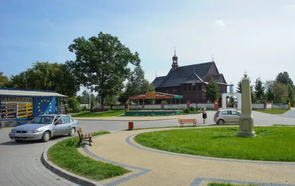Drewniany kościół, sklep z narzędziami i pomnik tworzą urokliwe jeruzal atrakcje.