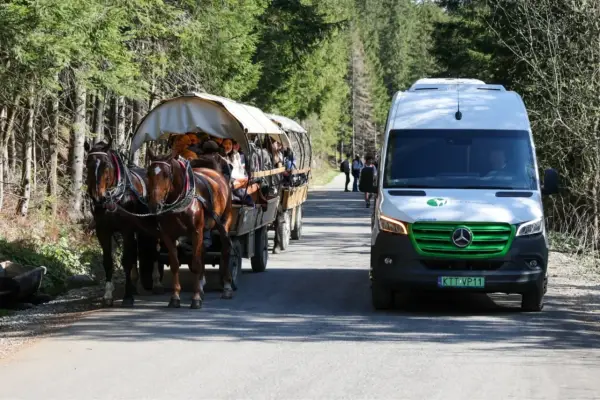 Droga do Morskiego Oka. Konne powozy i meleksy czekają na turystów. Cennik dostępny w punkcie informacji.