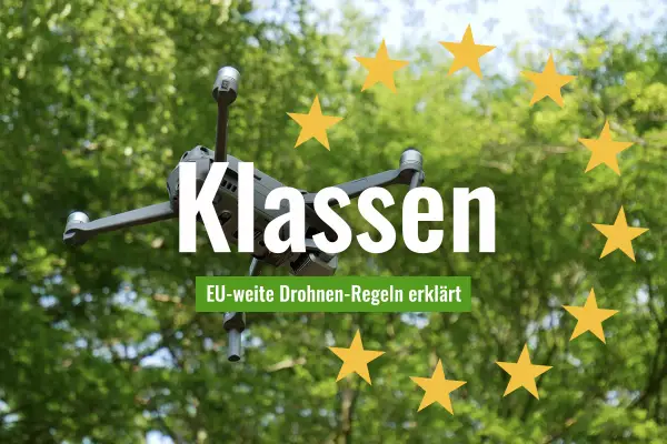 Drohnen-Klassen: EU-weite Regeln für den Betrieb von Drohnen erklärt. Ein Fluggerät schwebt vor grünem Blätterdach, umgeben von gelben Sternen.