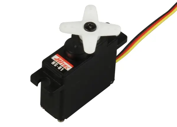 Kleiner schwarzer Servomotor Hitec HS-81 mit weißem Propeller und Kabeln.