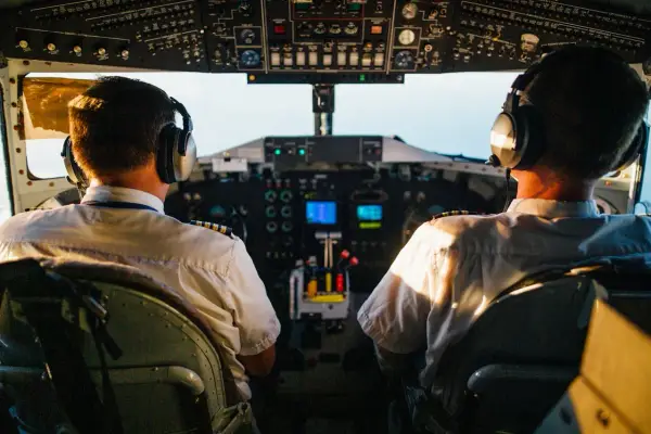 Dwóch pilotów w kokpicie samolotu. Zastanawiasz się, ile zarabia pilot samolotu? To odpowiedzialna praca.